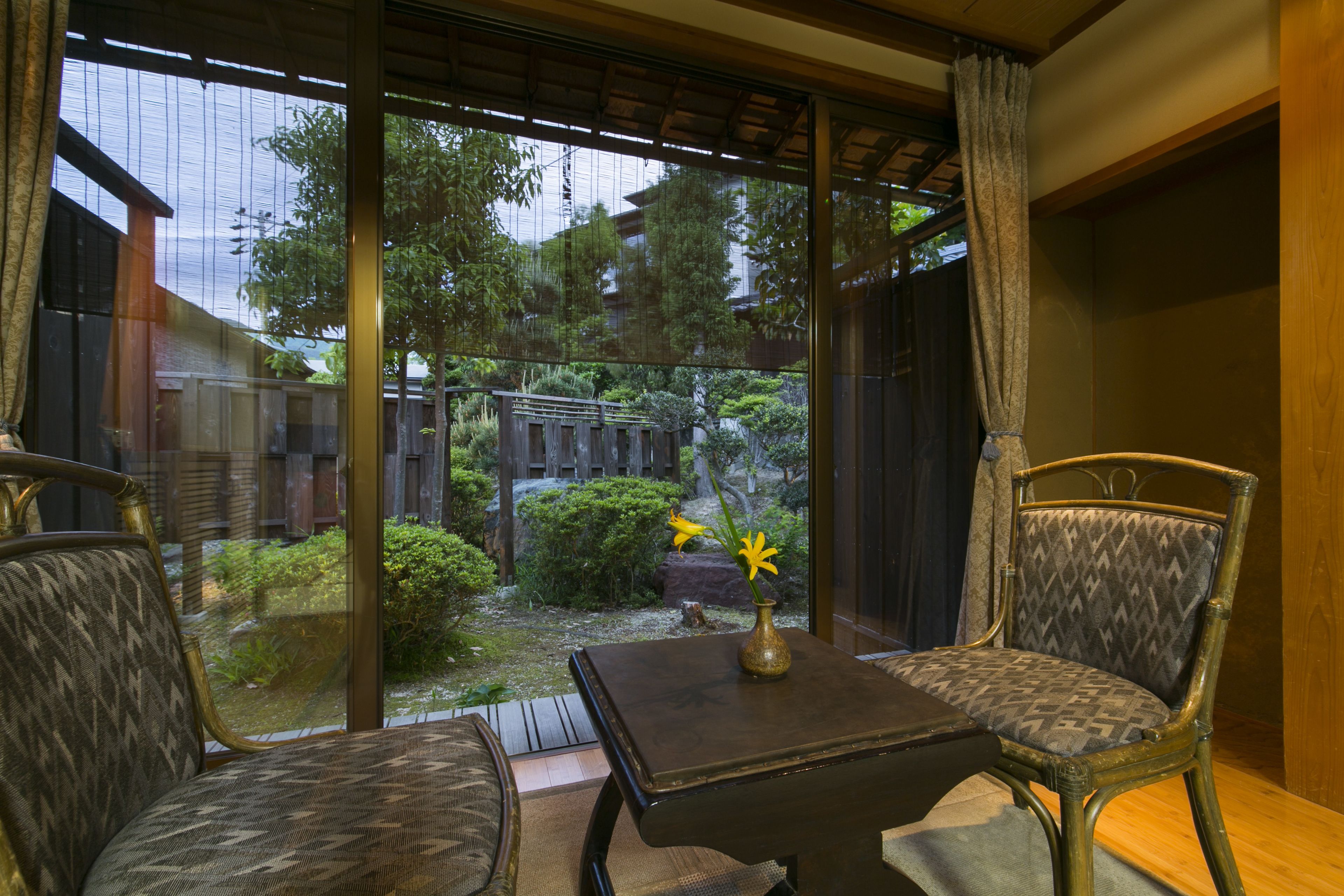 ميني بار وخزنة داخل الغرفة ومكتب ومساحة عمل للكمبيوتر المحمول