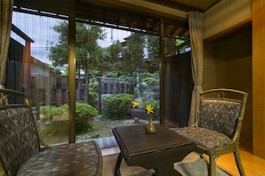 Minibar, caja fuerte, escritorio y espacio para trabajar con un portátil