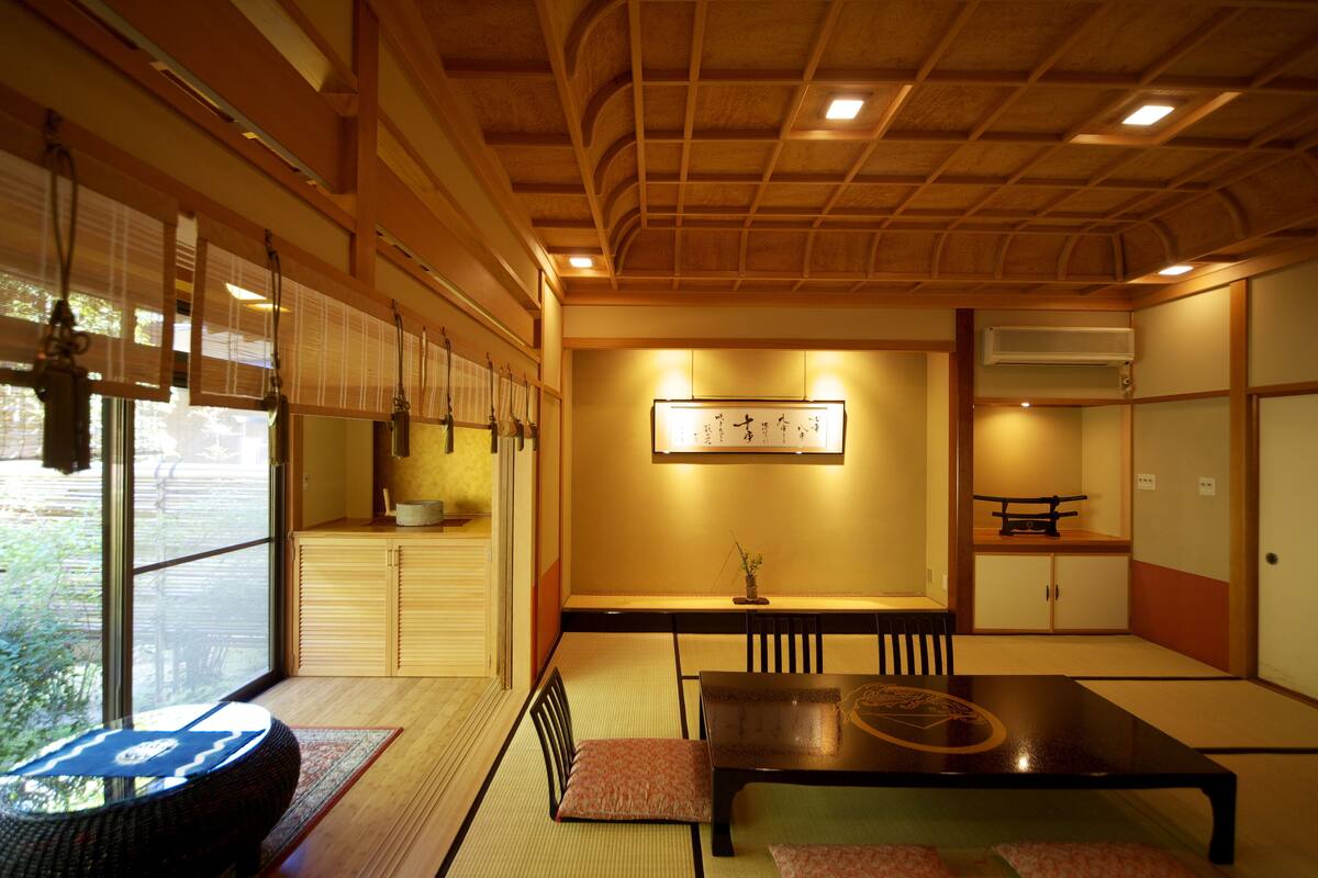 Ein traditioneller japanischer Raum mit Tatami-Boden, einem niedrigen Tisch und Shoji-Schirmen.