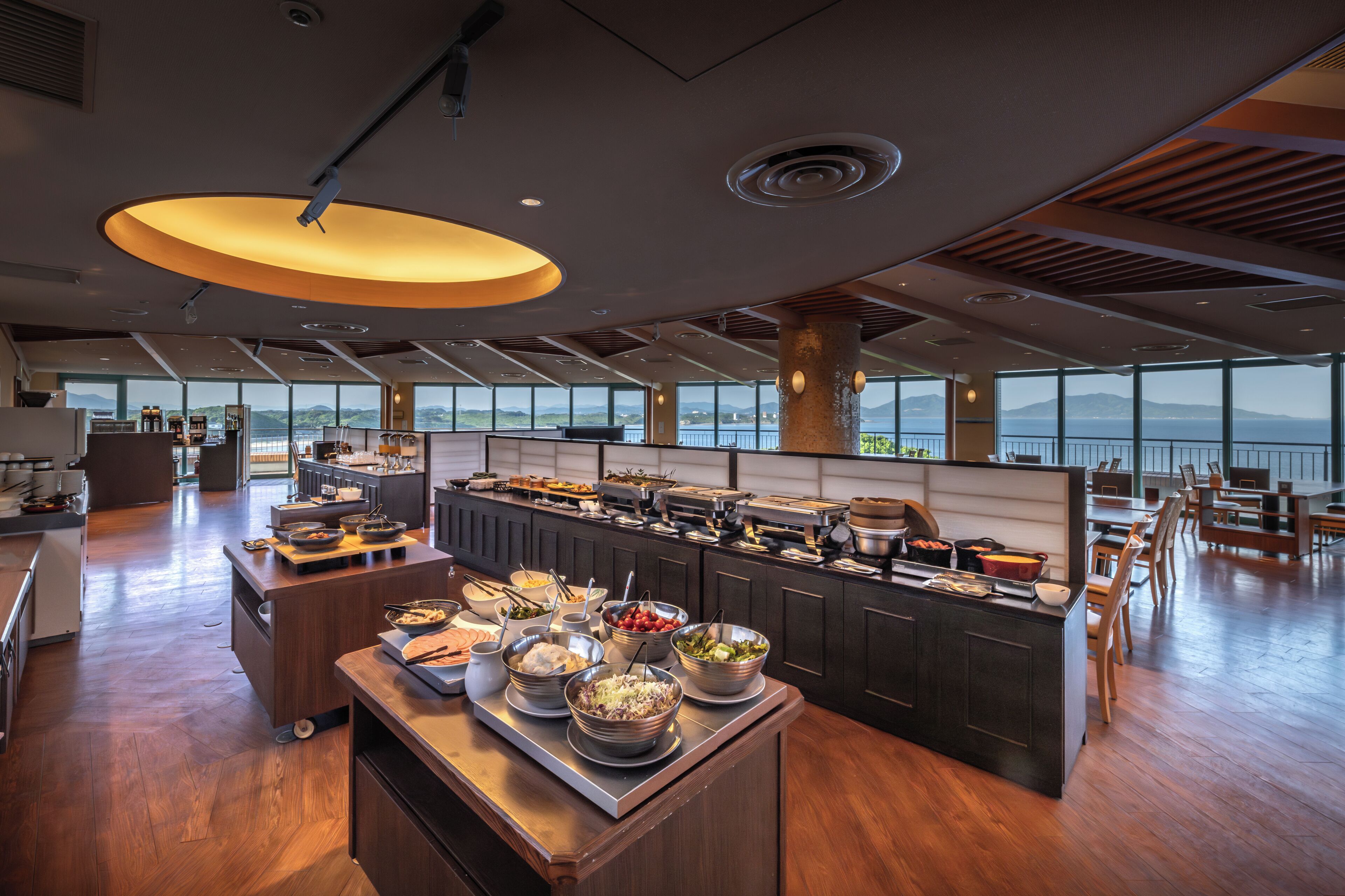 每日供應自助早餐 (費用另計)