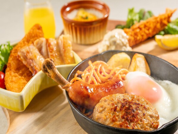 A meal with fried items, a bowl of noodles, and a boiled egg. - KAMENOI HOTEL GENKAINADA All-Inclusive Hotel (Kitakyushu)