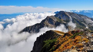 A mountain landscape with rocky terrain and a clear sky. - Hakuba Happo Onsen Hakuba Marukin Ryokan (Hakuba)