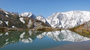 A mountain lake with snow-capped peaks and a clear reflection. - Hakuba Happo Onsen Hakuba Marukin Ryokan (Hakuba)