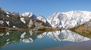 A mountain lake with snow-capped peaks and a clear reflection. - Hakuba Happo Onsen Hakuba Marukin Ryokan (Hakuba)