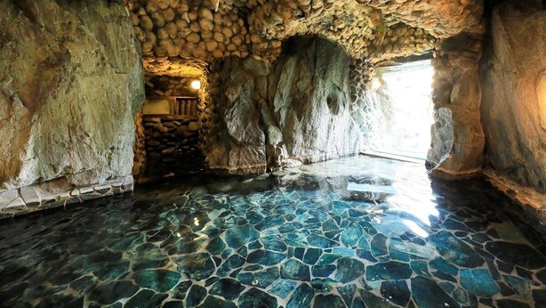 A natural stone interior with a clear pool. - Hotel Achigawa (Achi)