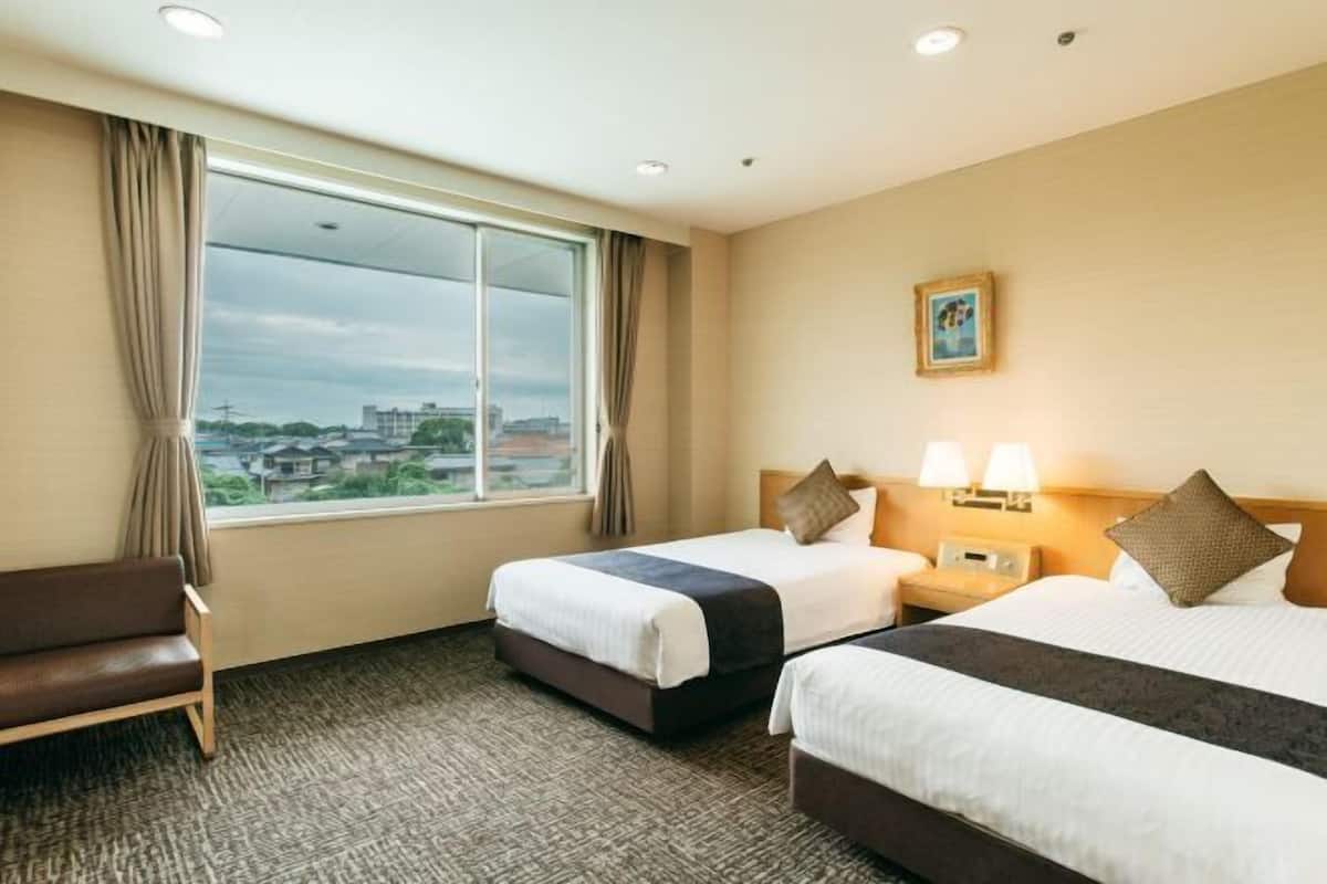 In-room safe, free WiFi, bed sheets