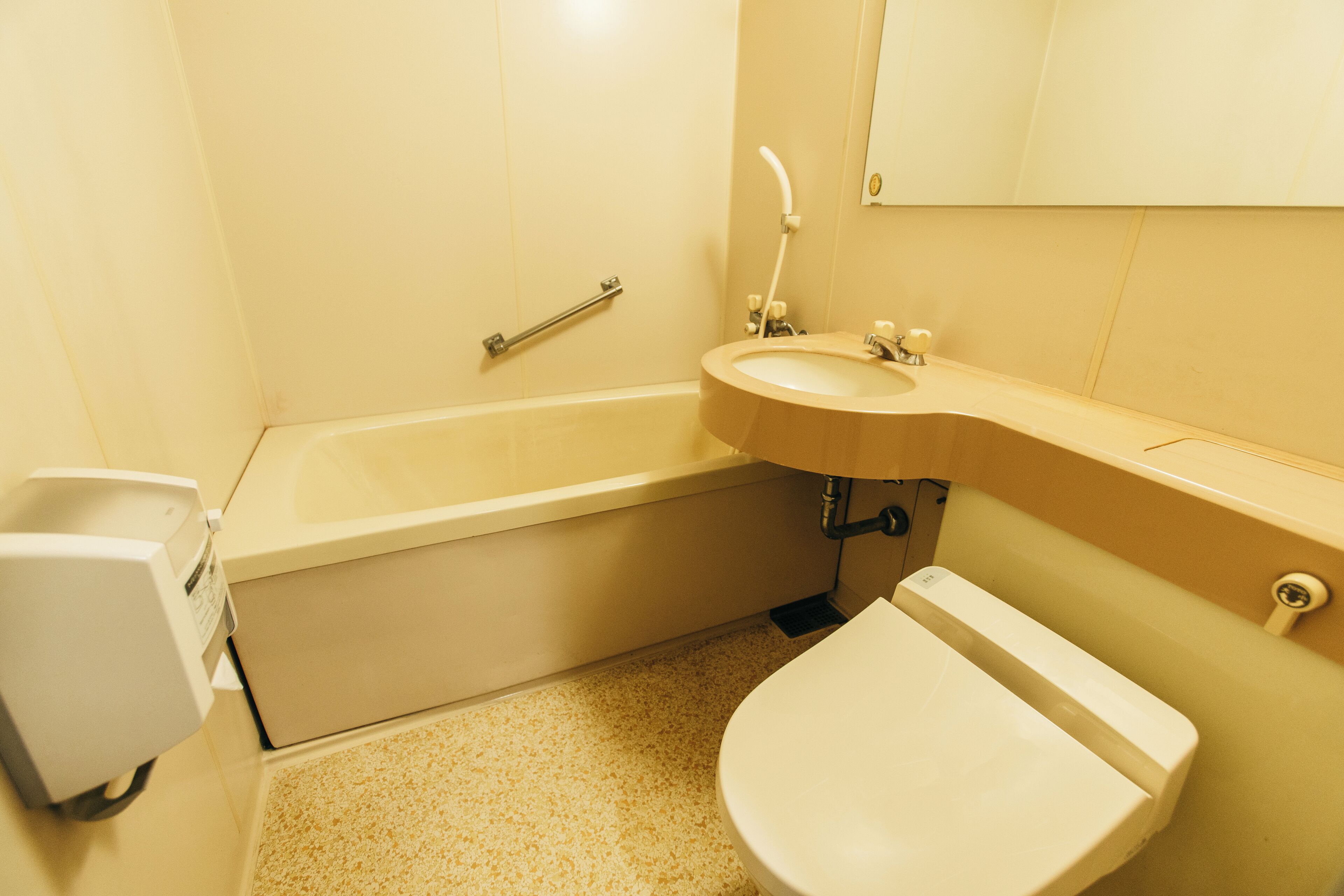 Un baño con bañera, lavamanos e inodoro.