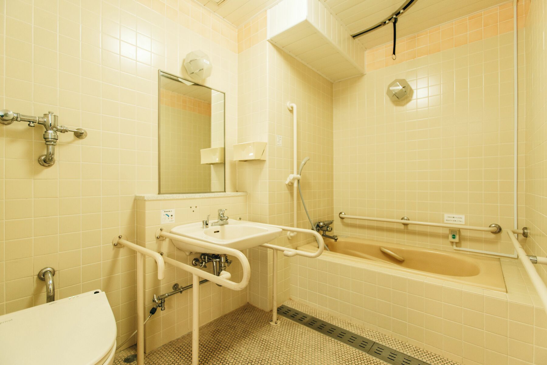 A bathroom with a toilet, sink, and bathtub.