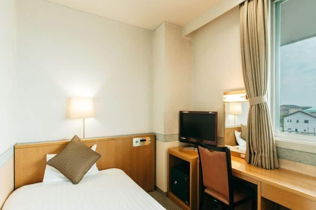 In-room safe, free WiFi, bed sheets