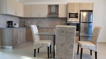 Full-size fridge, microwave, oven, dishwasher