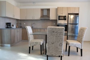 Großer Kühlschrank, Mikrowelle, Ofen, Geschirrspüler