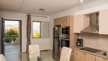 Refrigerador con congelador, microondas, horno y lavavajillas