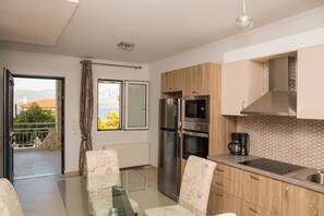 Geladeira grande, micro-ondas, fogão, lava-louças