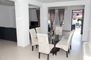 Full-sized fridge, microwave, oven, dishwasher