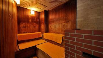 Un sauna avec des murs et des bancs en bois.
