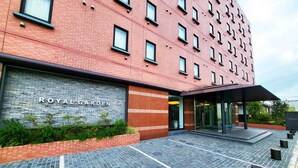 A building with a sign reading "ROYAL GARDEN" and a tiled entrance area. - Hotel Royal Garden Kisarazu (Kisarazu)