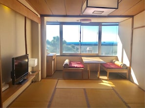Quarto tradicional (2nd Floor Japanese Style for 4 Guests) | Cofres nos quartos