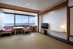 Quarto tradicional (3rd Floor Japanese Style for 4 Gusets) | Cofres nos quartos