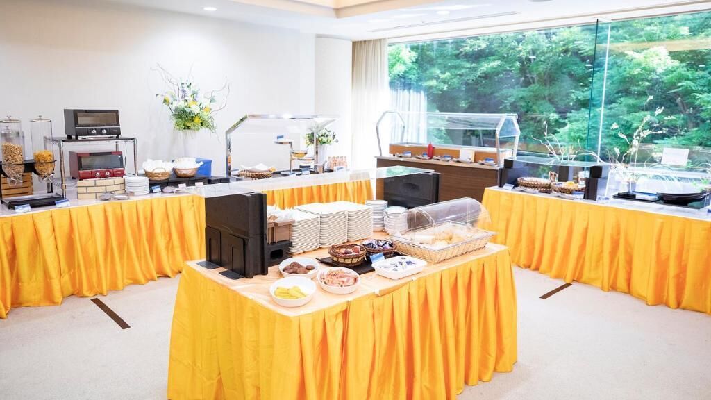 Un buffet proposant une variété de plats et un coin café.