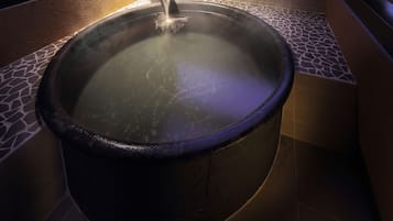 Chambre, en angle (for 5 Guests, Private Open-air Bath) | Salle de bain | Baignoire et douche séparées, articles de toilette gratuits
