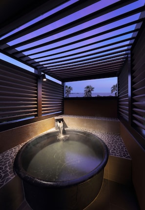 Chambre, en angle (for 5 Guests, Private Open-air Bath) | Salle de bain | Baignoire et douche séparées, articles de toilette gratuits