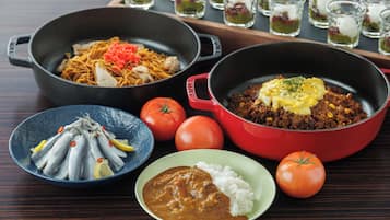 Variedad de platos, incluyendo fideos, arroz y una olla roja con carne molida.