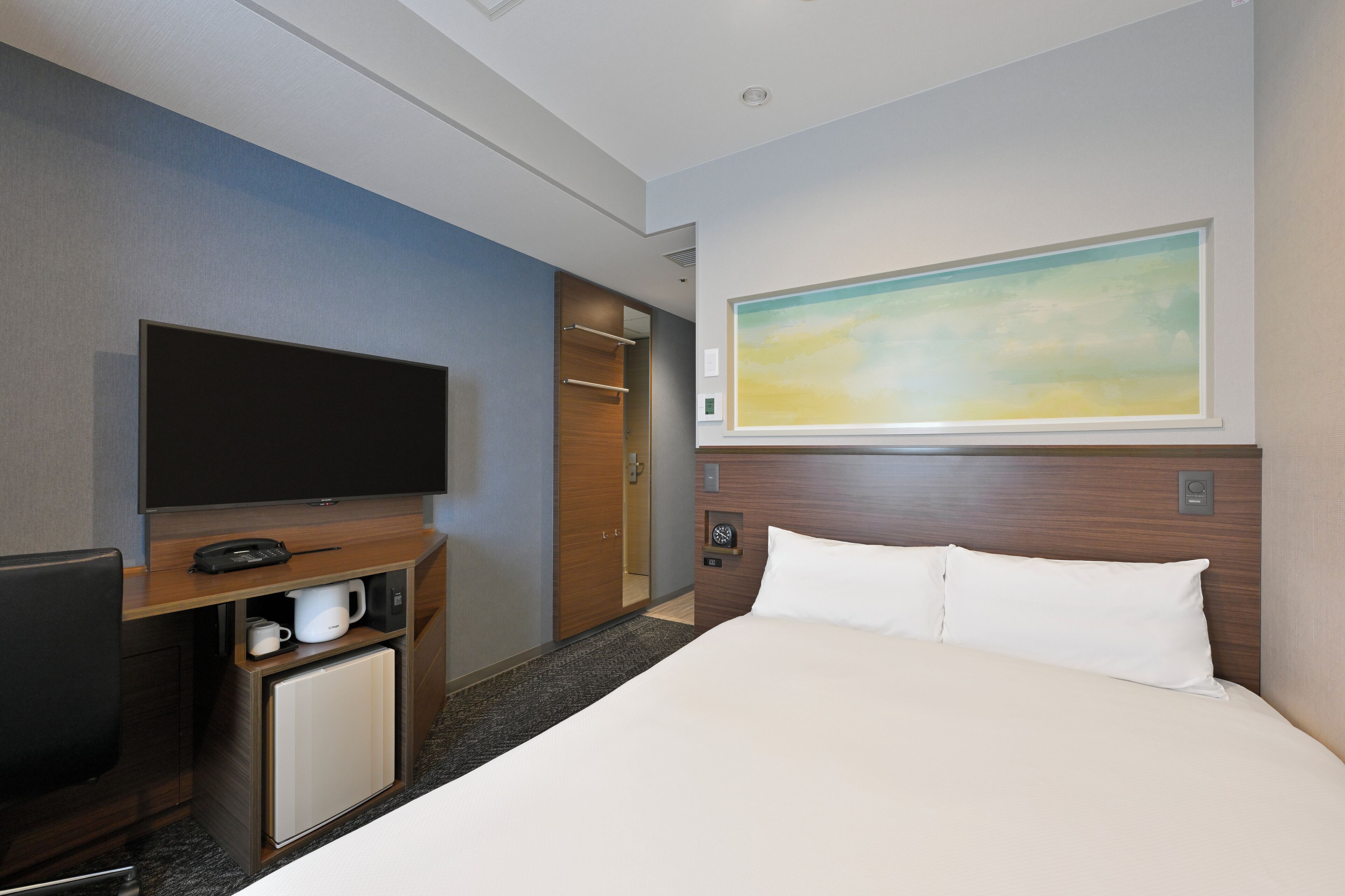 deluxe single room, non smoking | 1 bedroom, blackout curtains, iron/ironing board, free wifi