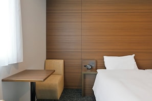 Hollywood Room, Non Smoking | 1 bedroom, blackout drapes, iron/ironing board, free WiFi