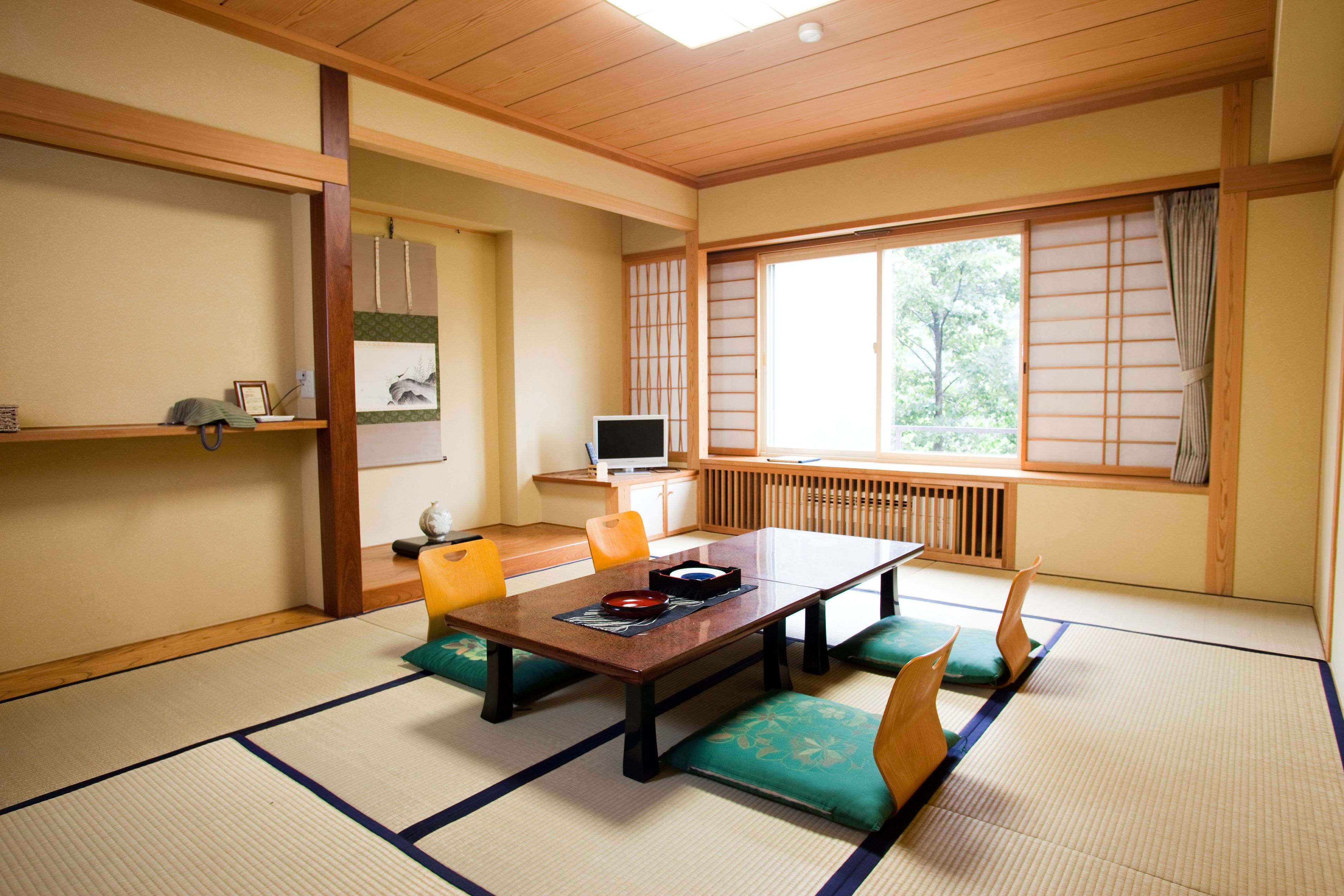 Cofres nos quartos, escrivaninha, espaço de trabalho para notebook