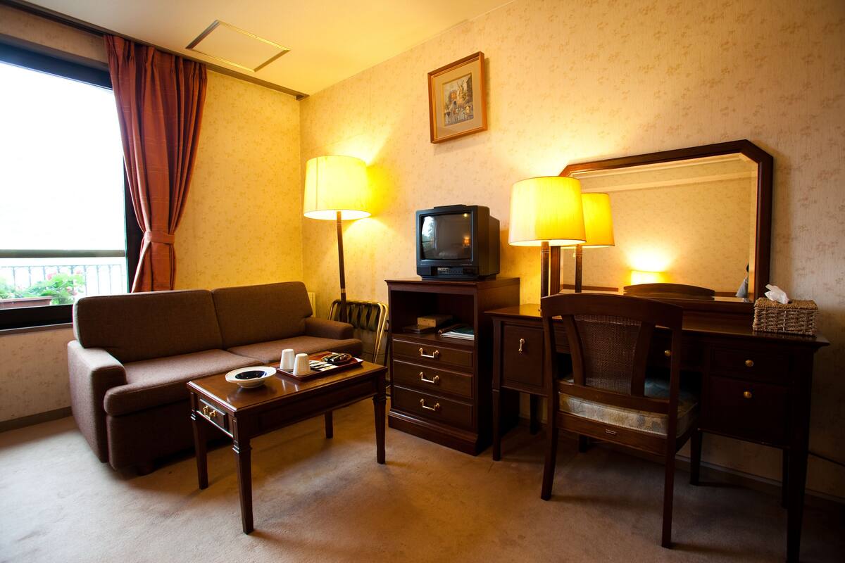 in-room safe, desk, laptop workspace, blackout curtains