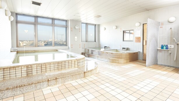 Ein Wellnessbereich mit großem Fenster, einer Whirlwanne und einer Sauna.