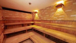 Eine Sauna mit Holzbänken und Fliesenboden.