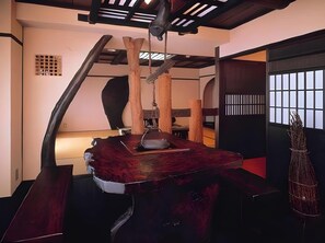 Un intérieur moderne doté d’un espace salon original, avec une structure en bois aux lignes courbes et une surface qui rappelle la fourrure.