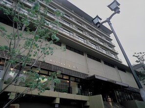 Un immeuble à plusieurs étages doté d’une architecture moderne, avec des balcons et de grandes fenêtres.