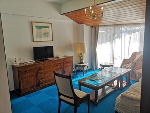 Escritorio, wifi gratis y ropa de cama 