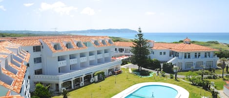 Piscine extérieure (ouverte en saison), parasols de plage