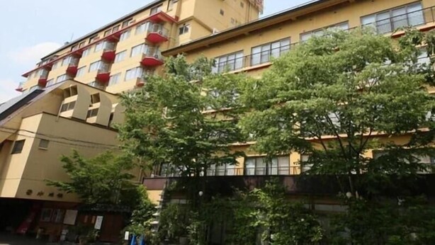 Um edifício de vários andares com varandas e telhado plano.