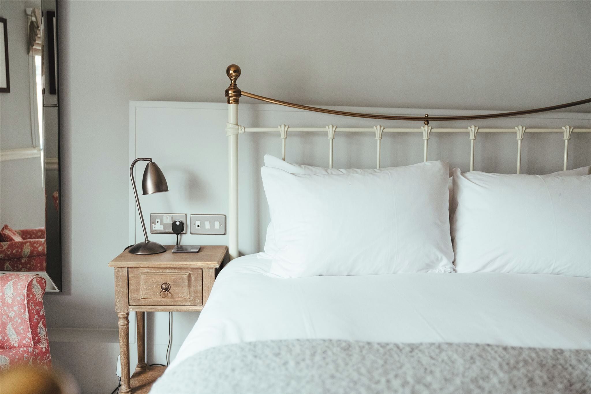 Iron/ironing board, bed sheets