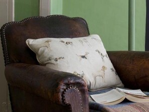 Habitación doble, baño en la habitación (Room 4 ) | Sala de estar | Smart TV de 40 pulgadas con canales digitales y televisión 