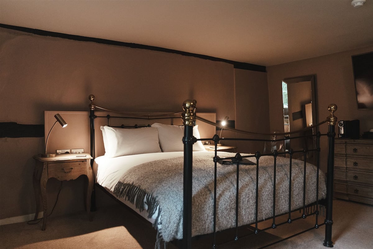 family double room, 1 bedroom | iron/ironing board, bed sheets