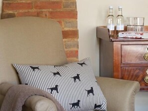 Iron/ironing board, bed sheets - The Woolpack Hotel (Tenterden)