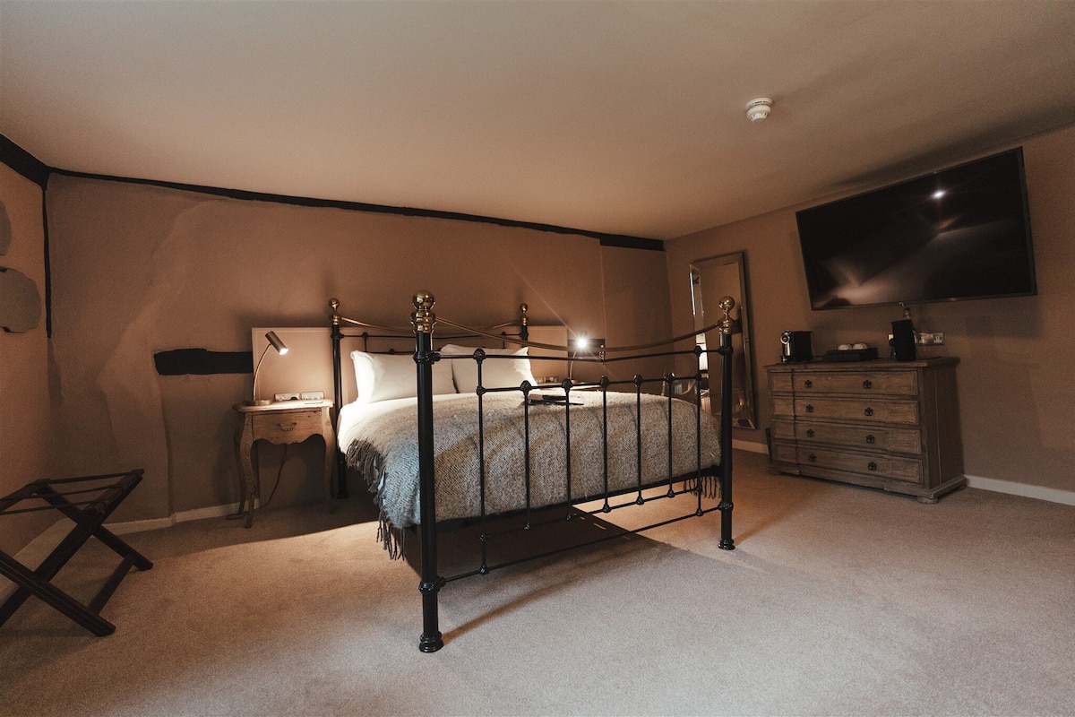 family double room, 1 bedroom | iron/ironing board, bed sheets