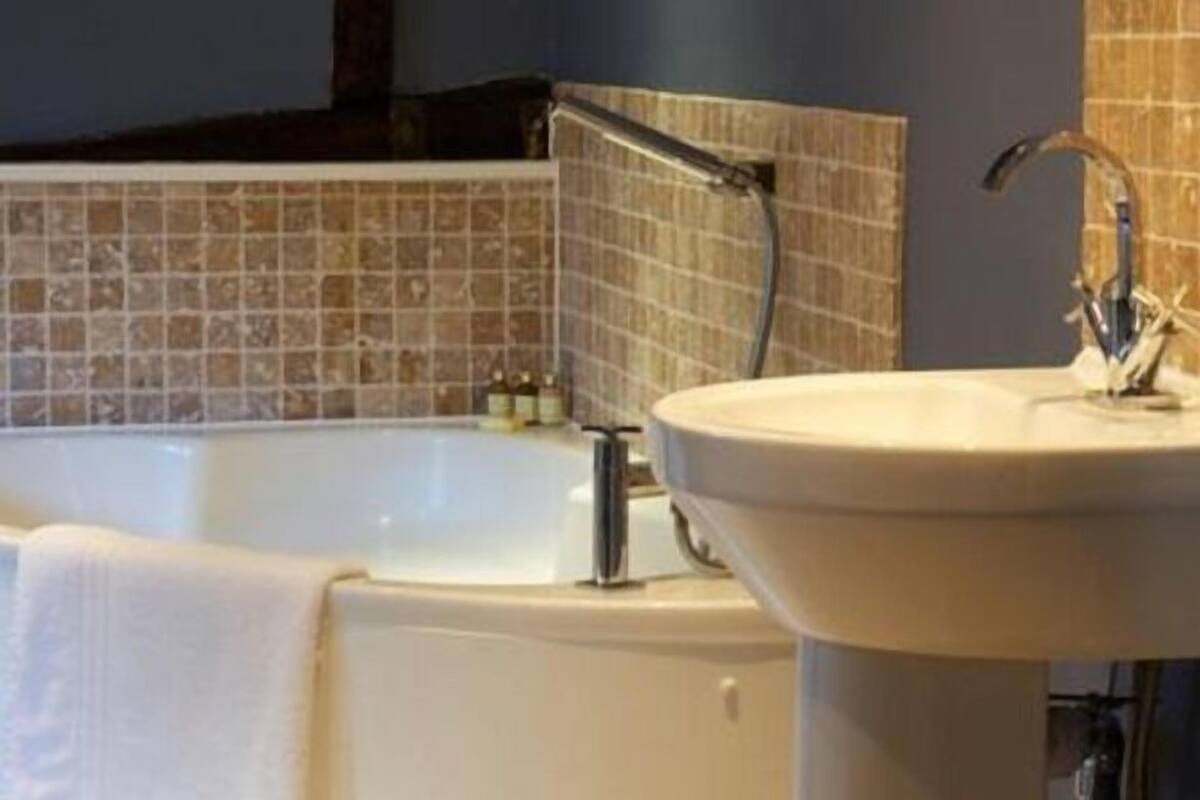 basic double room, ensuite (room 2) | bathroom | hair dryer, towels