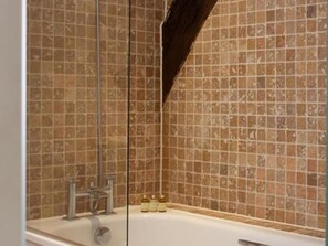 Habitación doble superior (with Shower- Room 3) | Baño | Secadora de cabello y toallas 