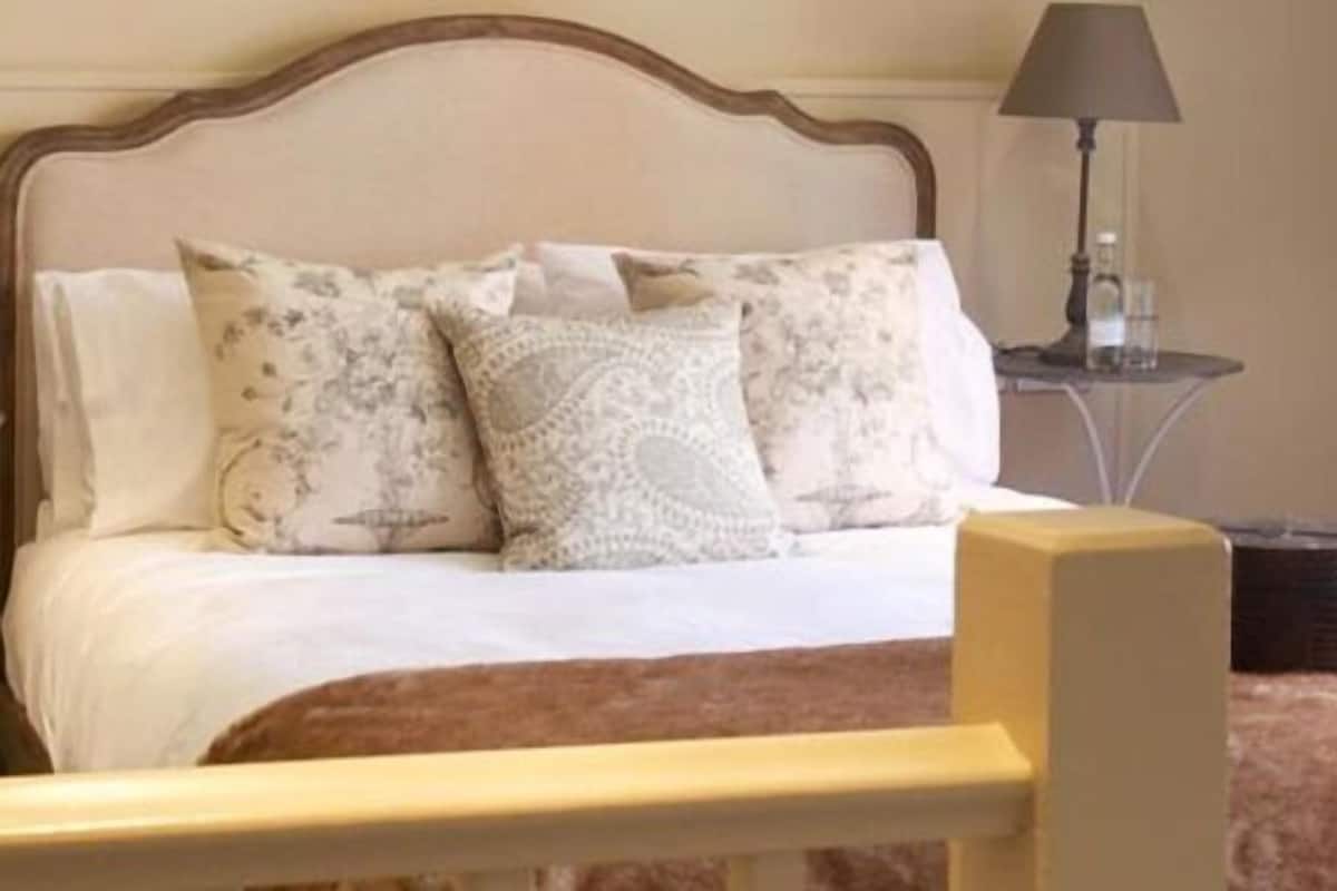 1 quarto, ferros/tábuas de passar roupa, roupa de cama
