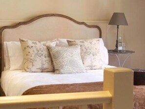 1 habitación, tabla de planchar con plancha y ropa de cama 