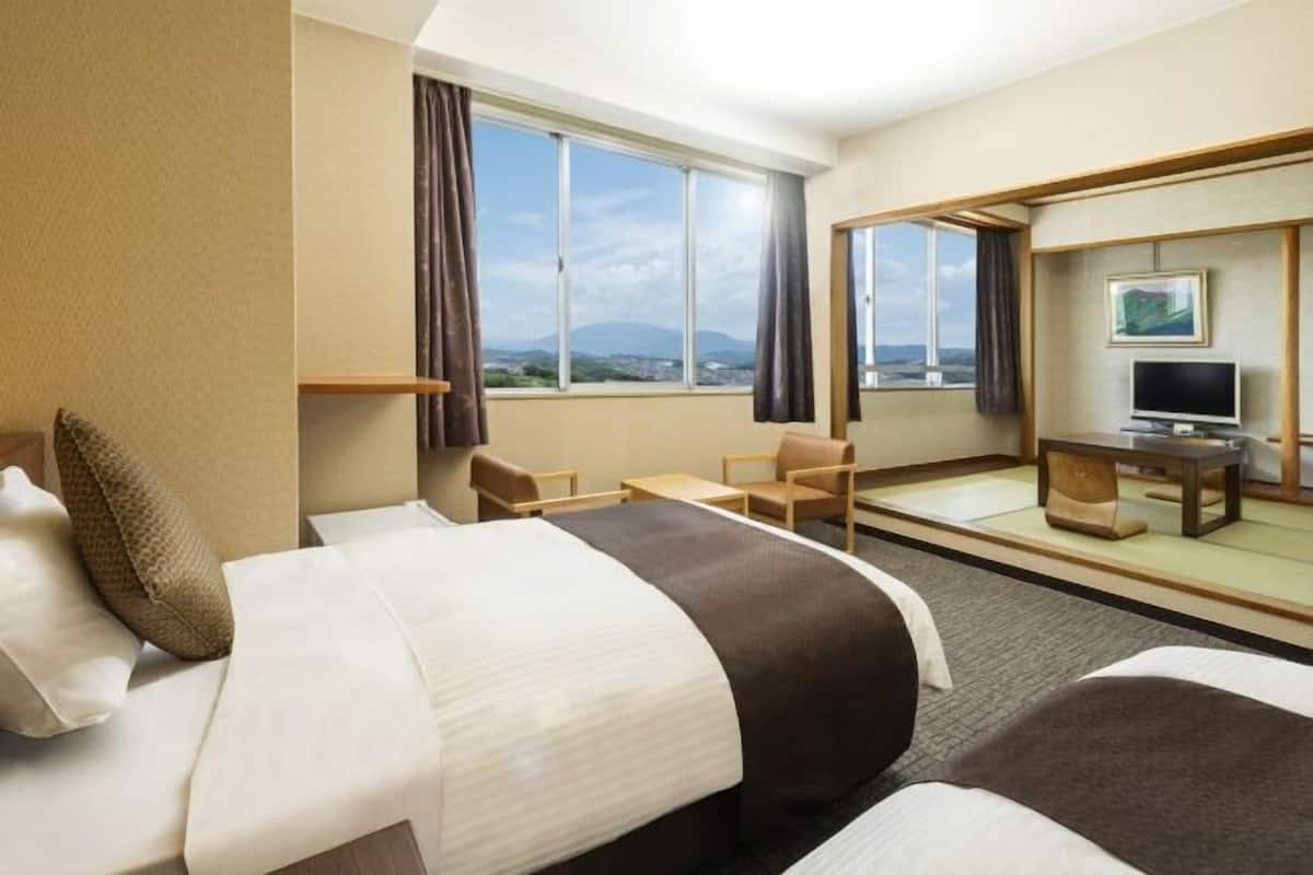 In-room safe, free WiFi, bed sheets