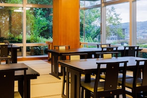 2 restaurants servant le petit déjeuner et le dîner