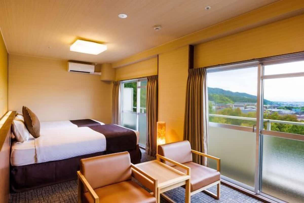In-room safe, free WiFi, bed sheets