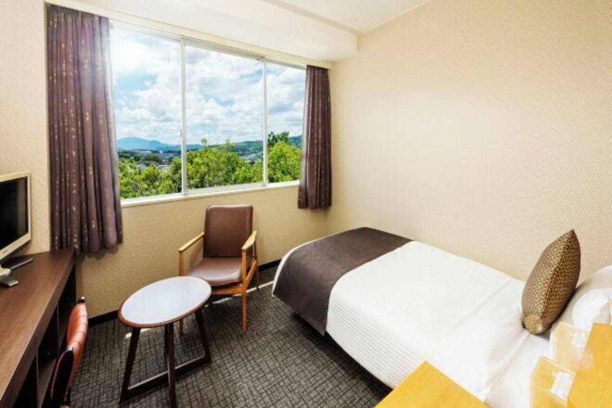 In-room safe, free WiFi, bed sheets